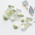 Venda quente 2019 fabricante de meias tubo de algodão para bebê de desenho animado com padrão de meias infantis de algodão anti-derrapante